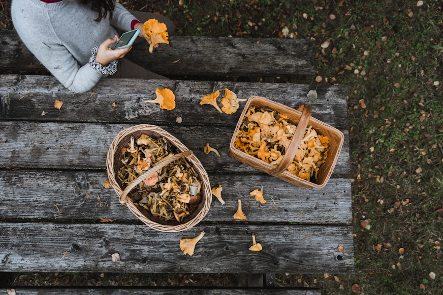 Skål med korngryn och färska örter på ett träbord