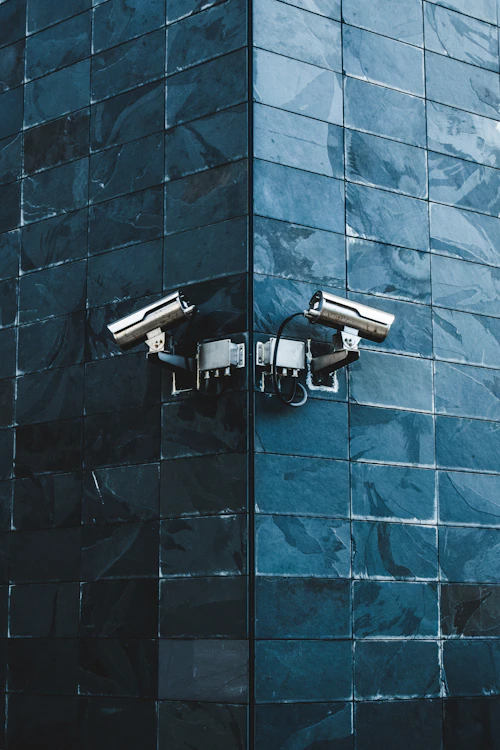 Cámaras de vigilancia montadas en la esquina de un edificio en Calama