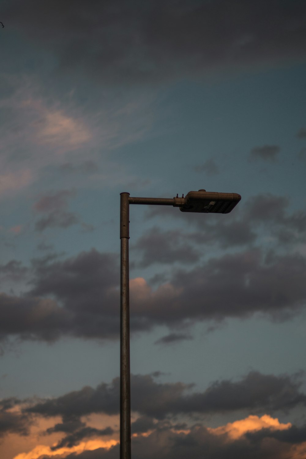 Poste de luz desligado durante a hora dourada