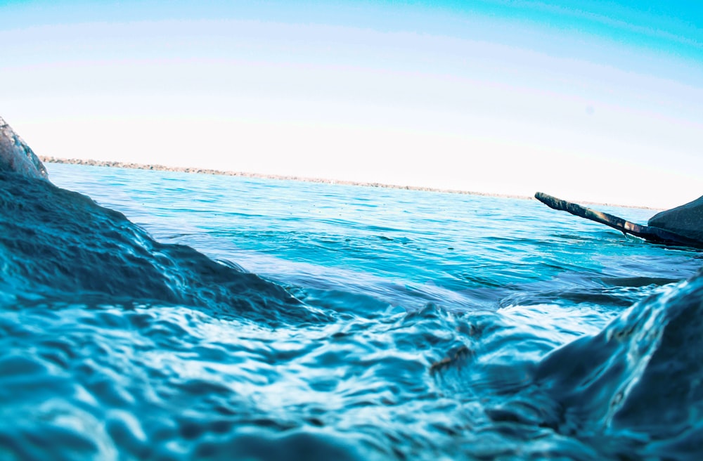 Foto de la masa de agua a través del horizonte