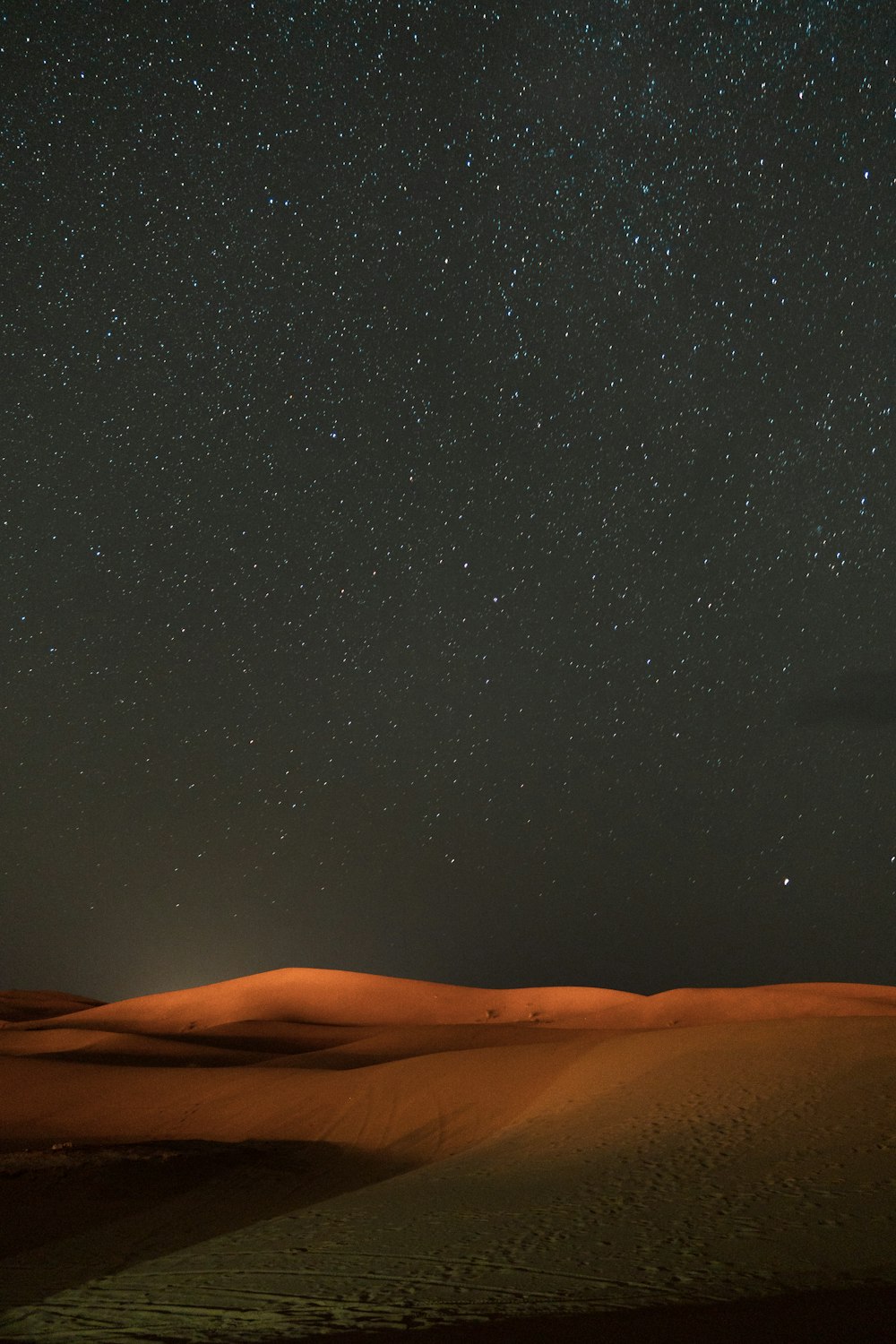 Estrellas a través del cielo Vista en el desierto