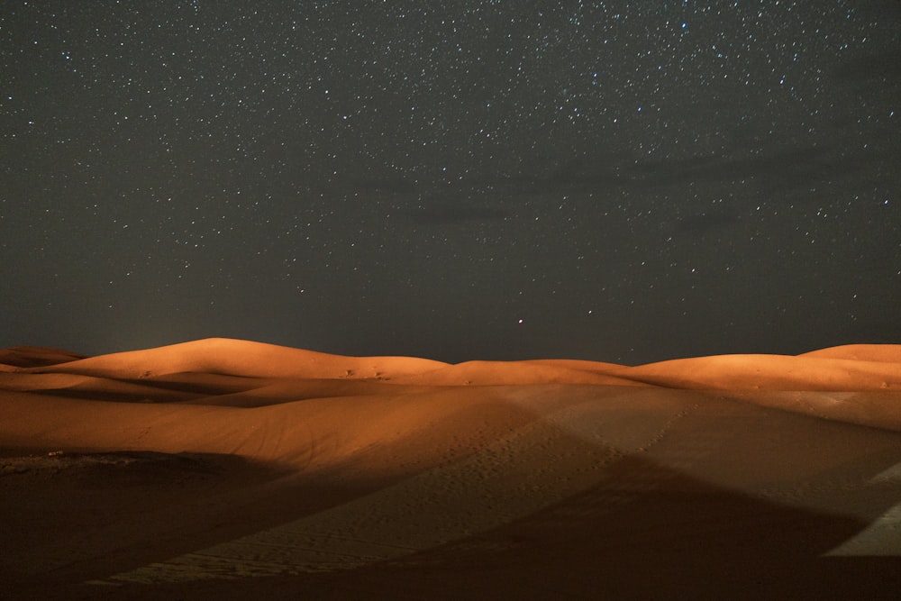 Vista del desierto durante la noche