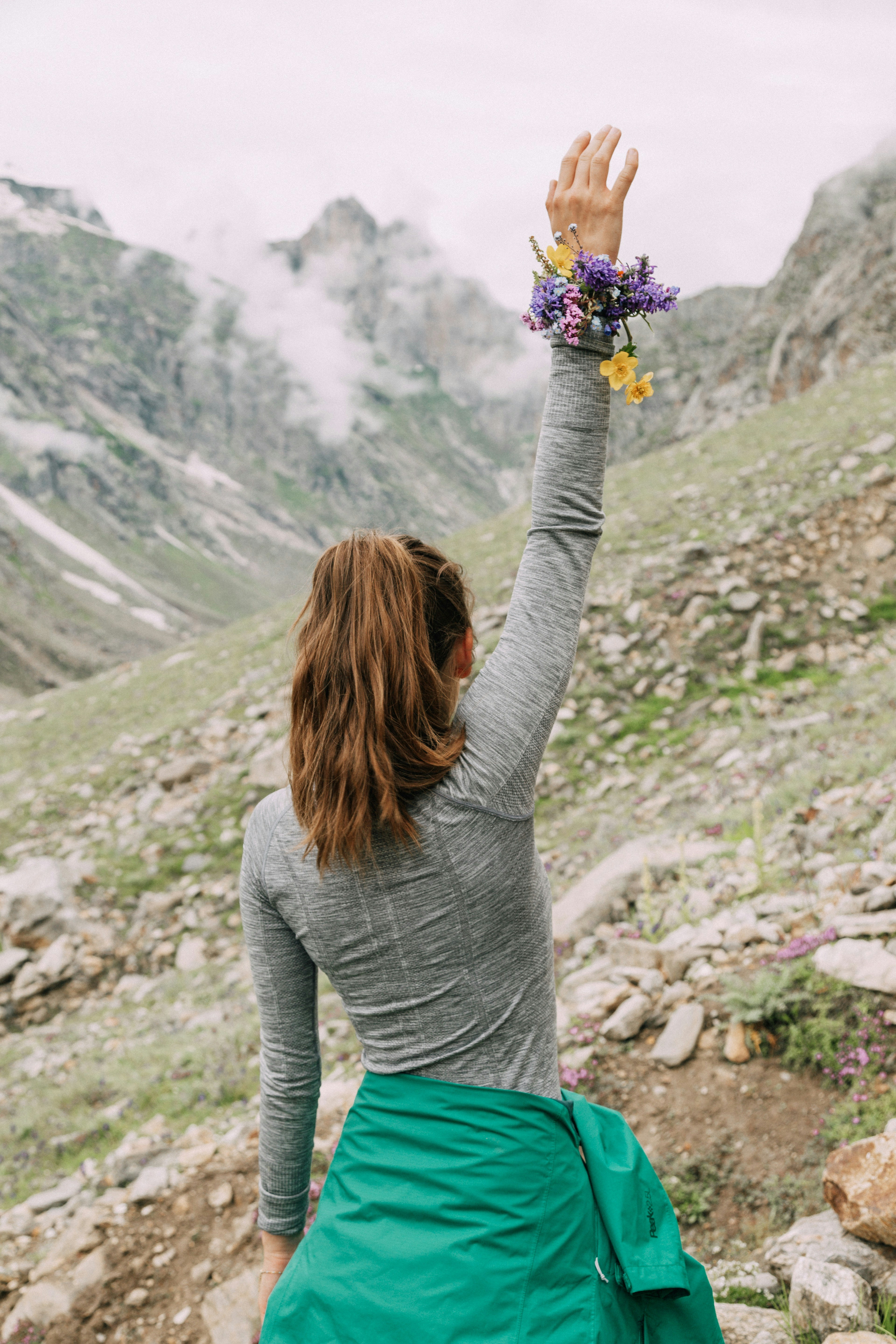 右腕を襲う女性の写真 Unsplashで見つける花の無料写真