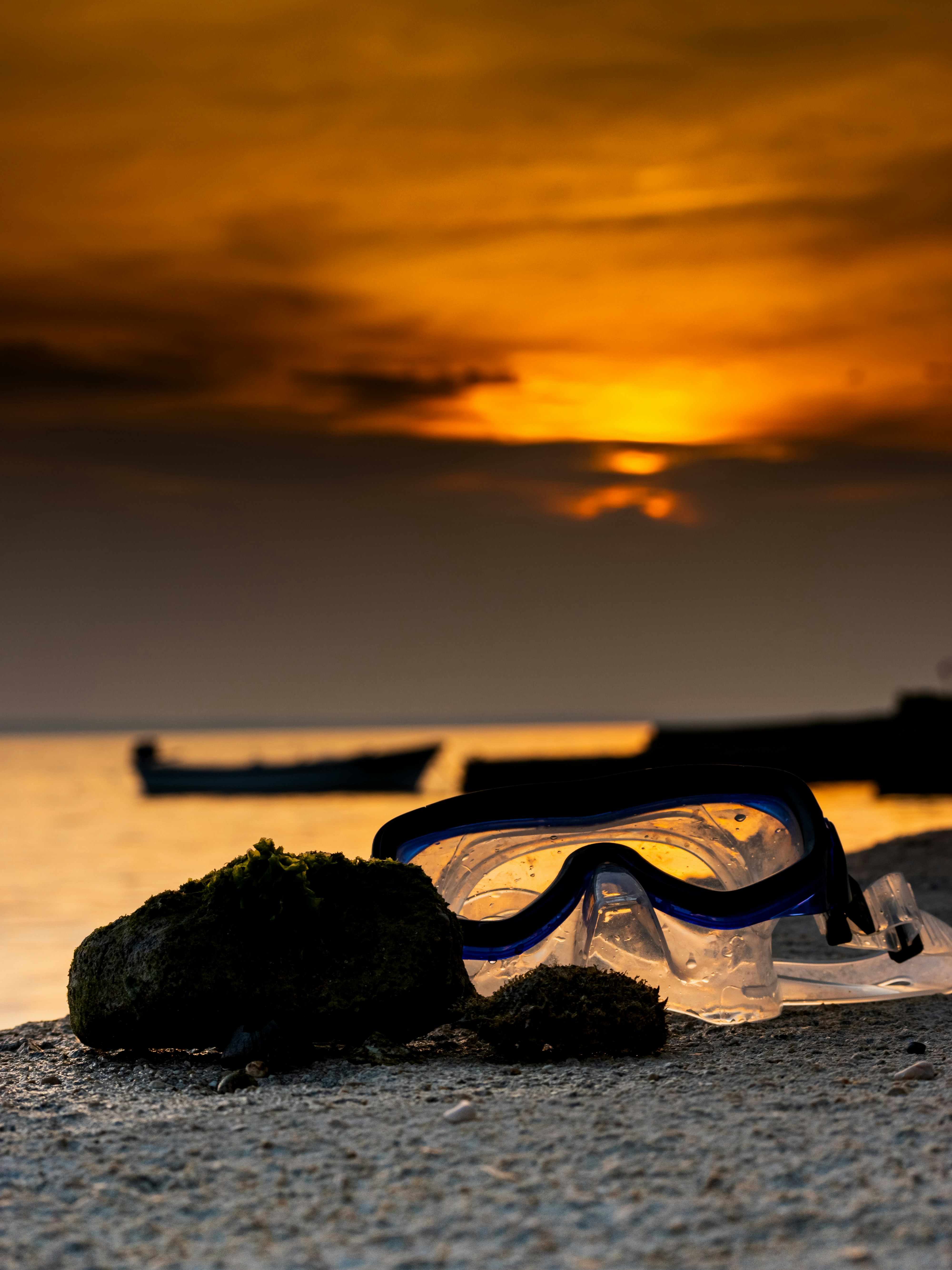 Gafas de snorkel en las dunas de arena durante la hora dorada
