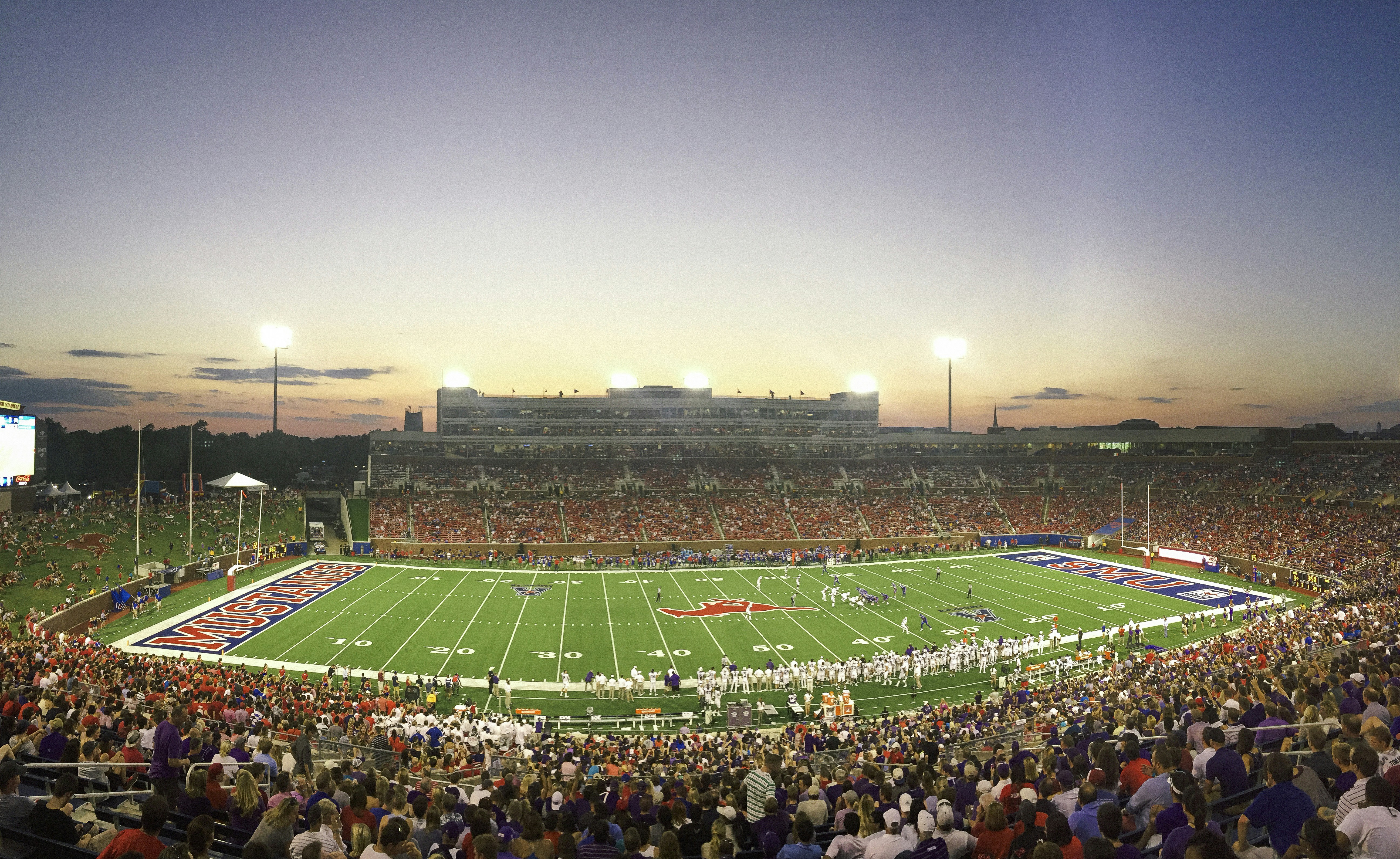 College Football Pictures | Download Free Images on Unsplash