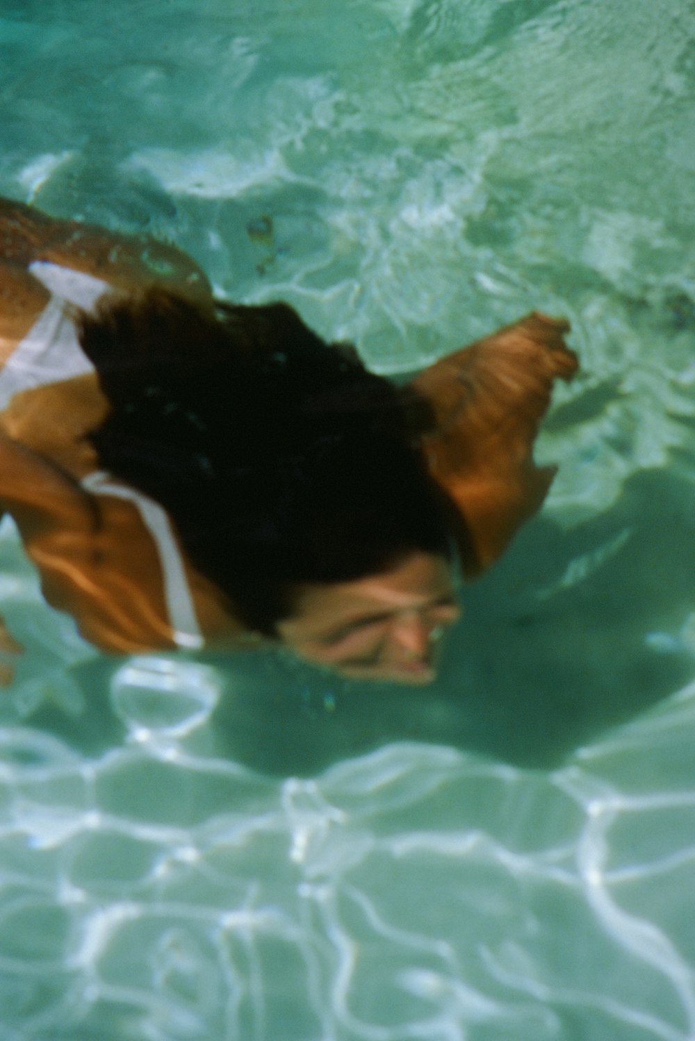 물에서 수영하는 여자
