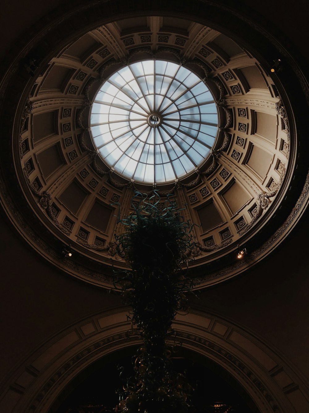 돔 건물의 천장의 로우 앵글 사진