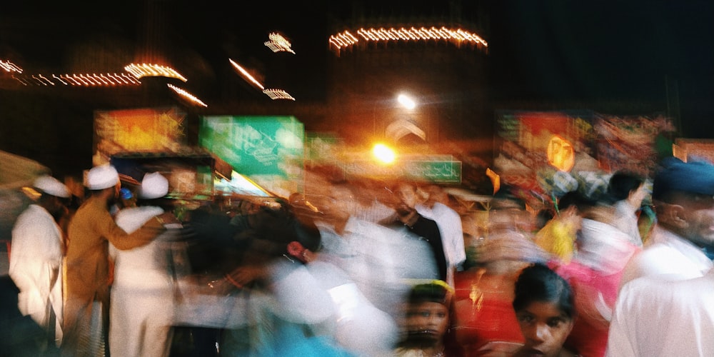 folla di persone vicino all'edificio durante la notte