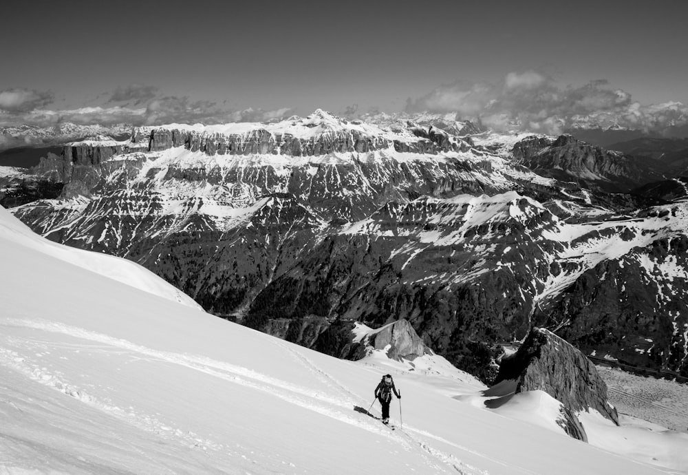 homme au sommet d’une montagne enneigée