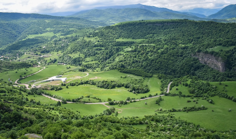Vista aérea de la hierba verde y la colina