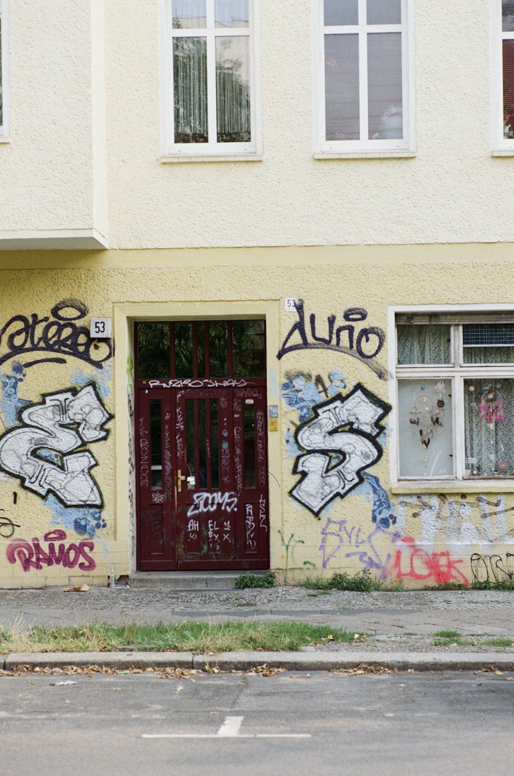 Edificio con murales y puertas y ventanas cerradas