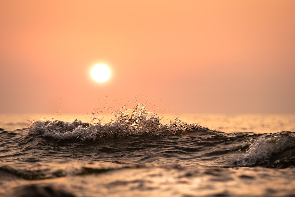 Hora dorada sobre el cuerpo de agua