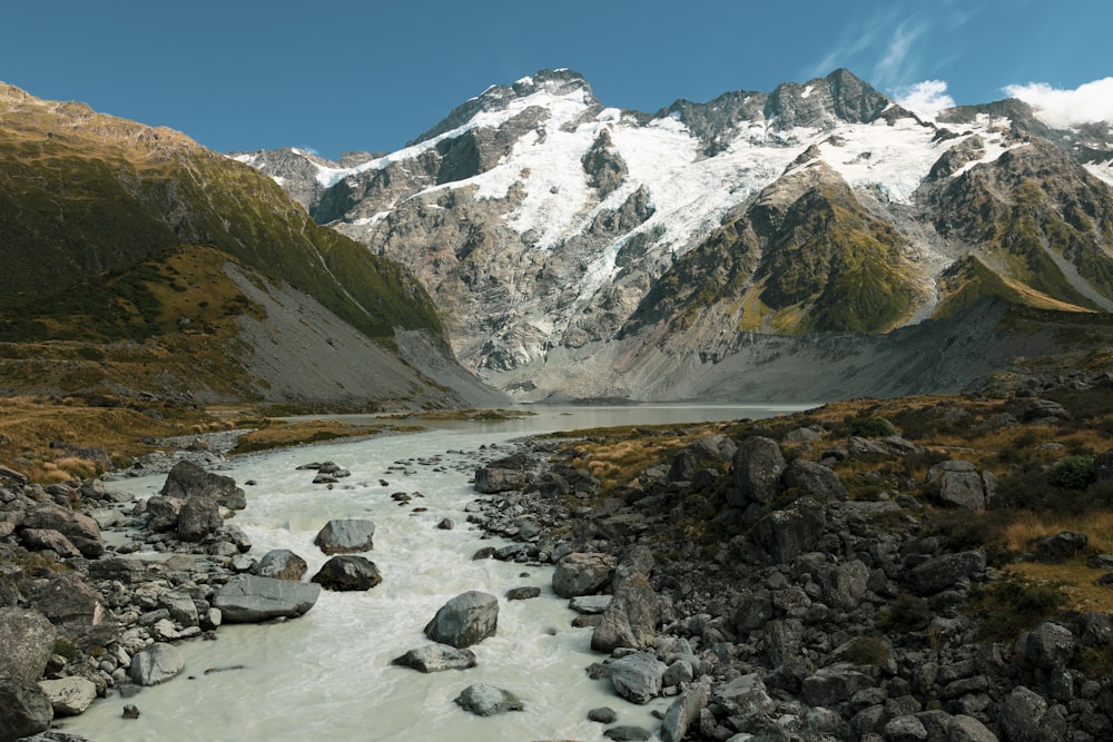 montanha coberta de neve perto de rochas