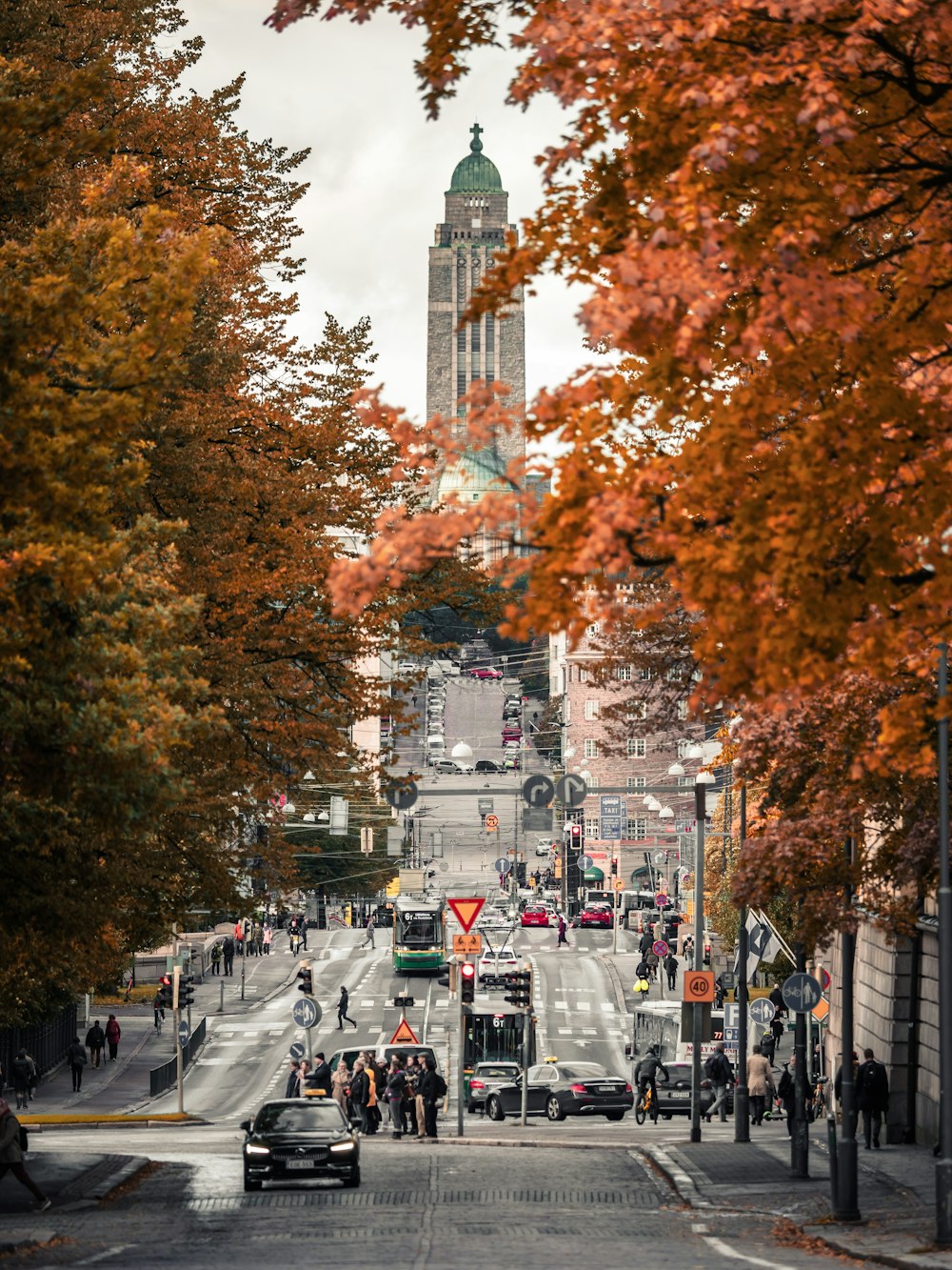 Coches cerca de edificios