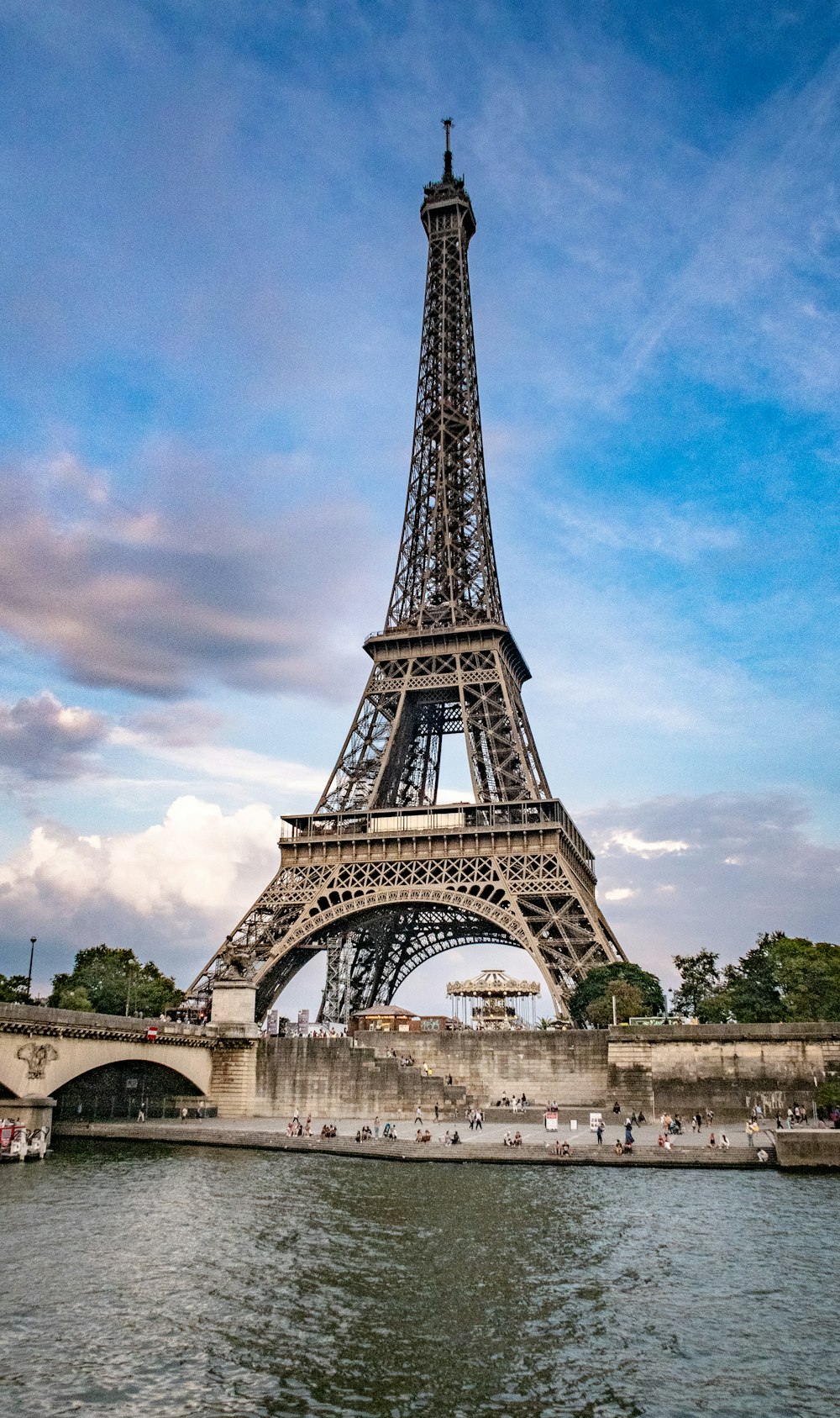 Torre Eiffel, Paris através do corpo de água durante o dia