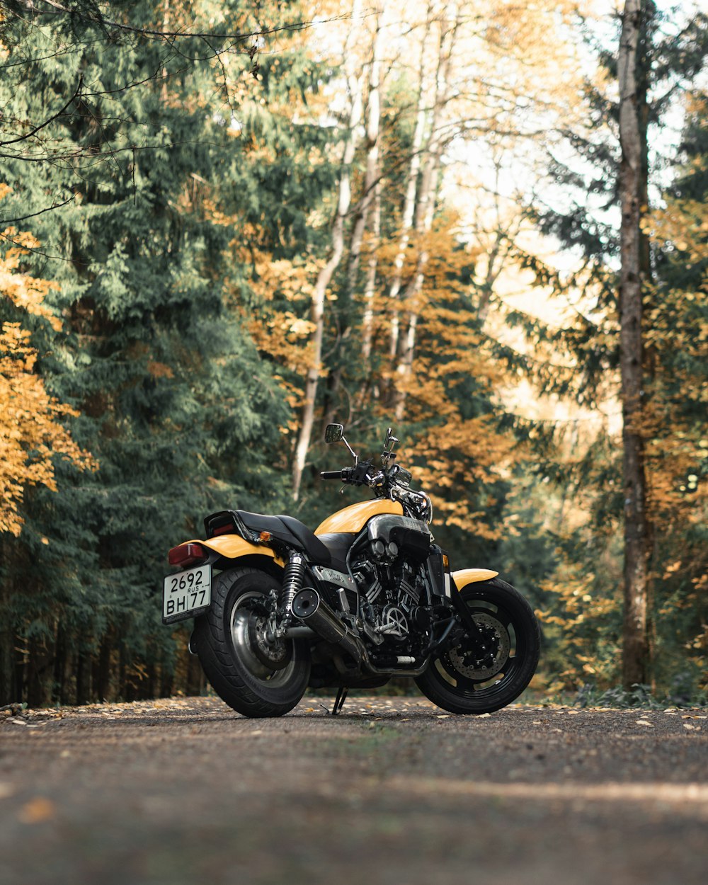 Motocicleta desnuda amarilla en la carretera