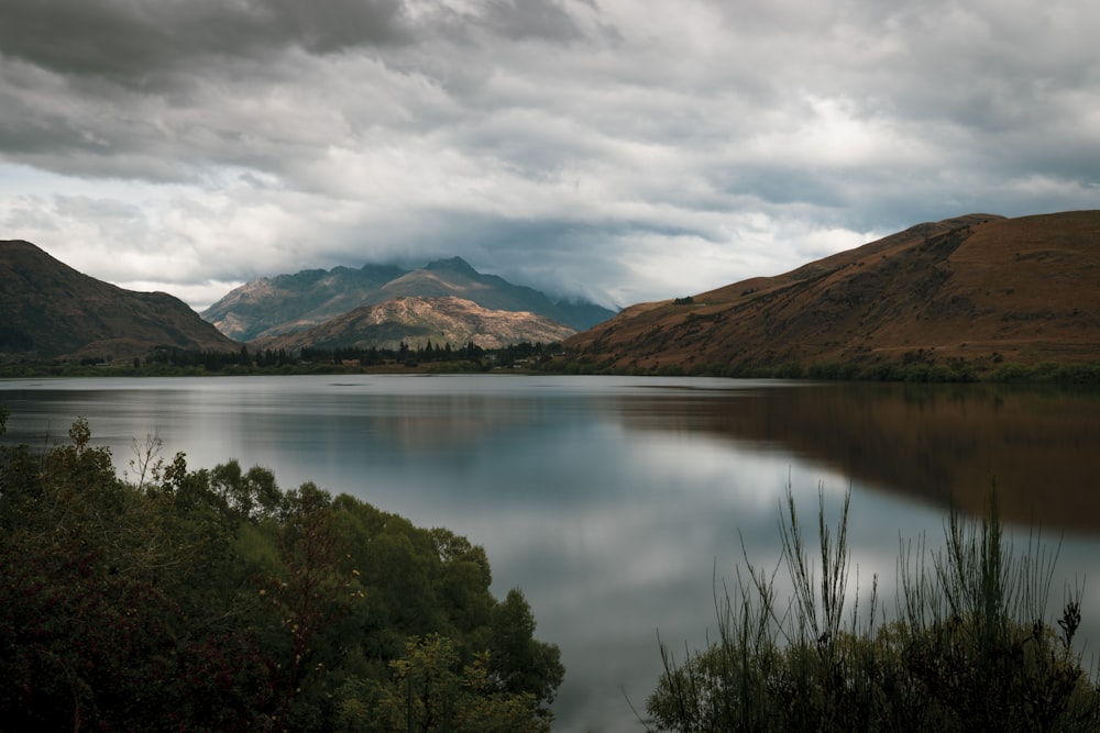 lago ao lado de colinas