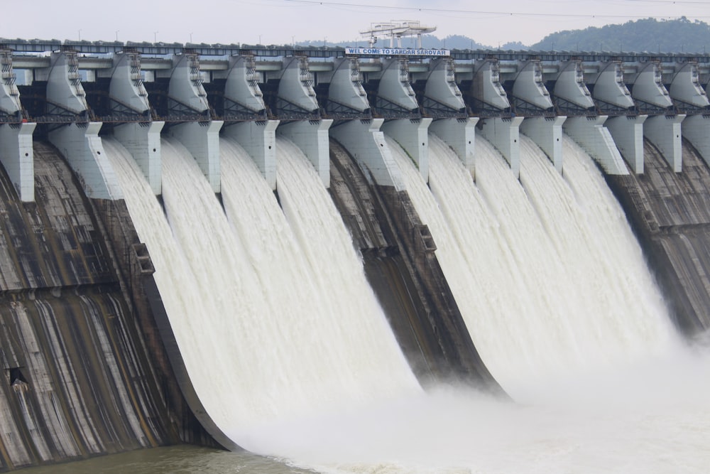 Foto de barragem de água durante o dia