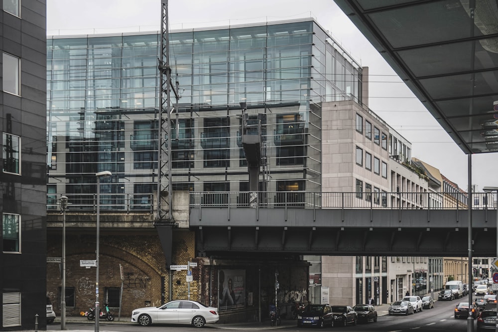 berlina bianca su strada durante il giorno