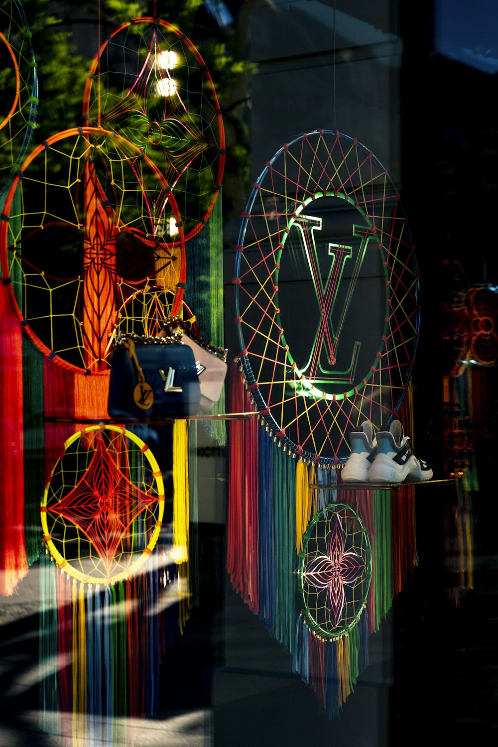 una vetrina con una varietà di oggetti colorati