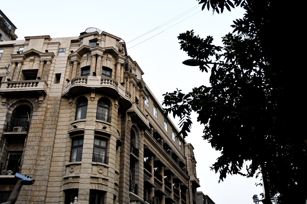 Edificio de hormigón marrón junto a los árboles