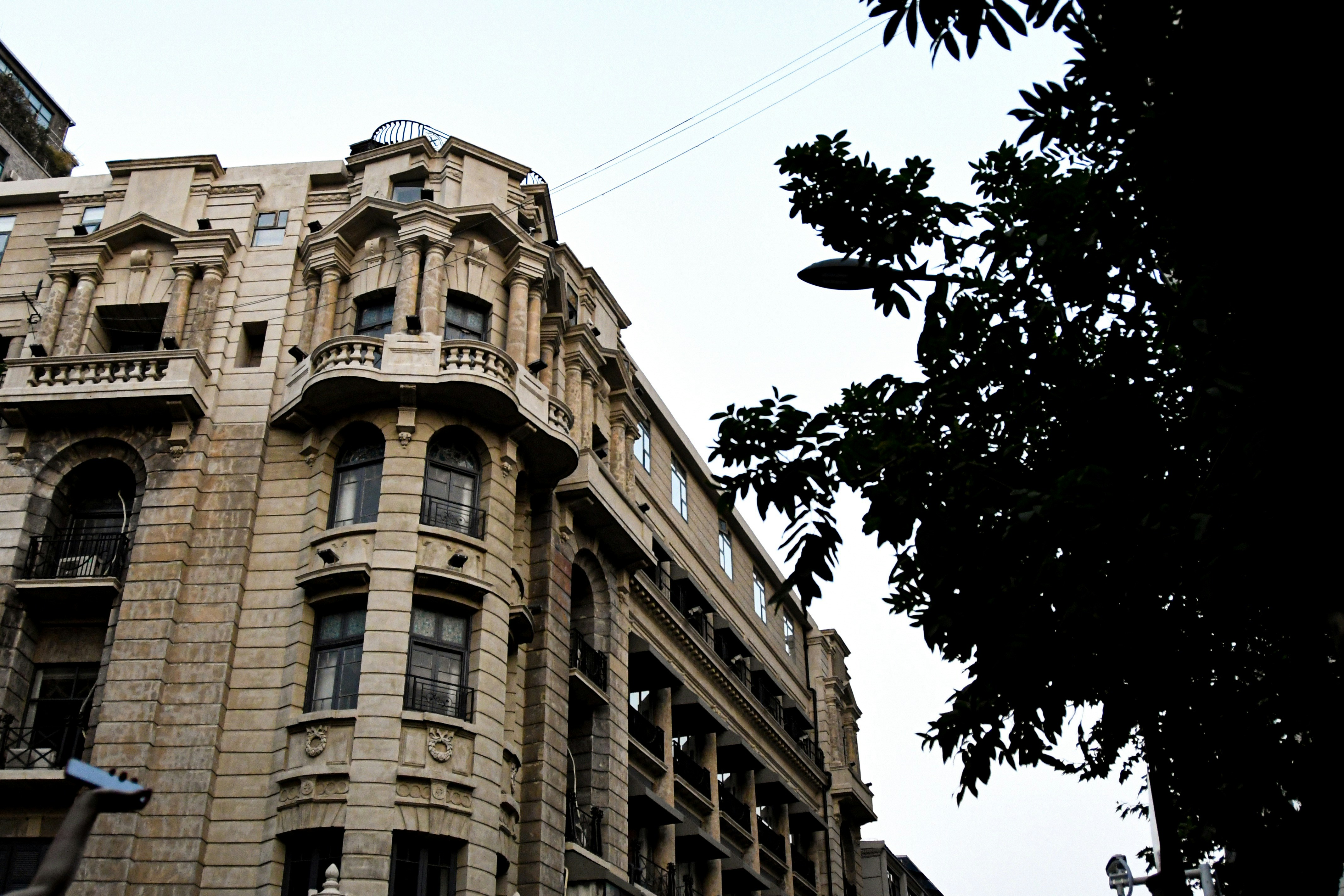 It is a classical architecture, built in 1914, completed in 1915. The facade of the building eliminates the classical column style, but still presents a three-section composition. In 1910, the British security insurance company in han opened the Baoan Foreign Firm Former Sire, mainly engaged in various insurance business, closed in 1922. On July 28, 1993, wuhan people's government declared it as an excellent historical building.