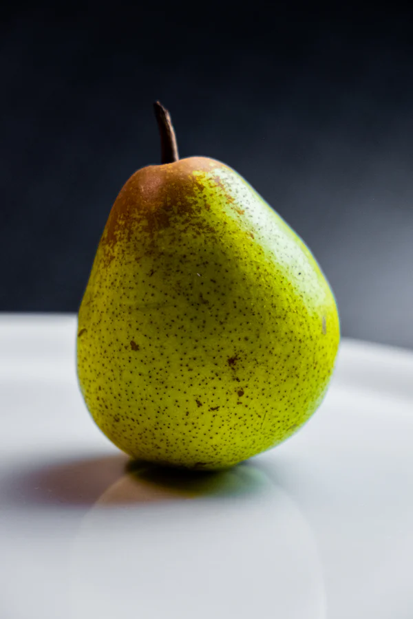 Poire verte juteuse — la bergamote pétillante et la poire en tête de Nina Eau de Parfum de Nina Ricci chez Olara