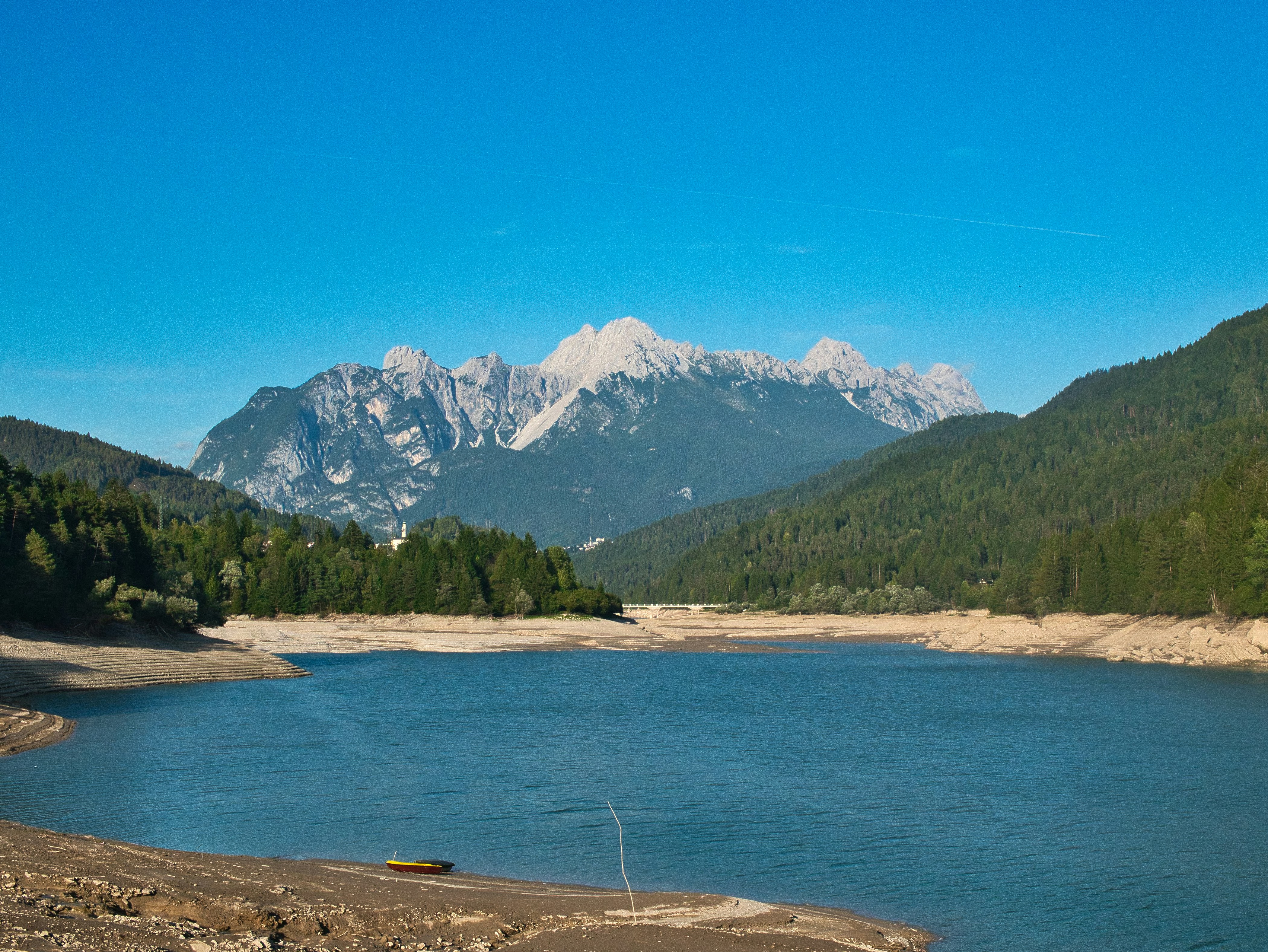 lago attraverso la montagna