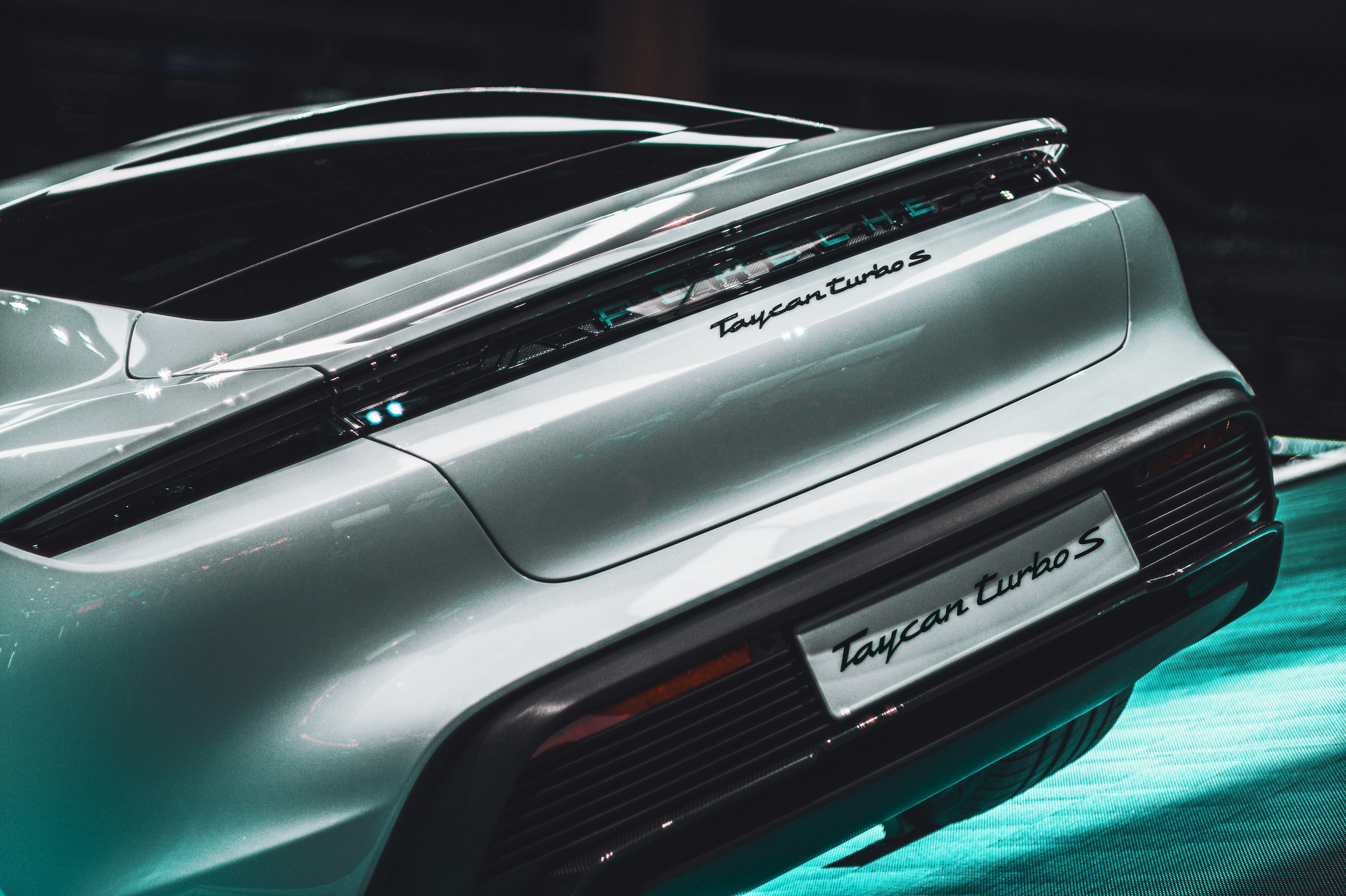 Rear light bar of the Porsche Taycan.