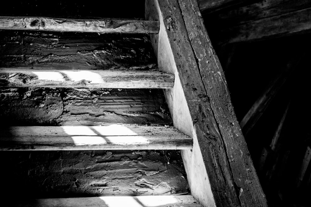 Vista ravvicinata della tromba delle scale in legno