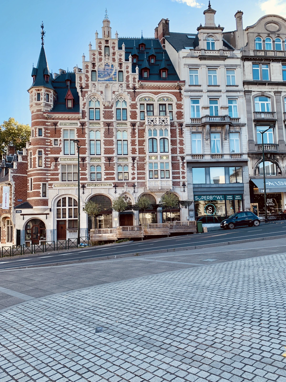 Façade d’un immeuble de bureaux bruxellois donnant sur l’avenue