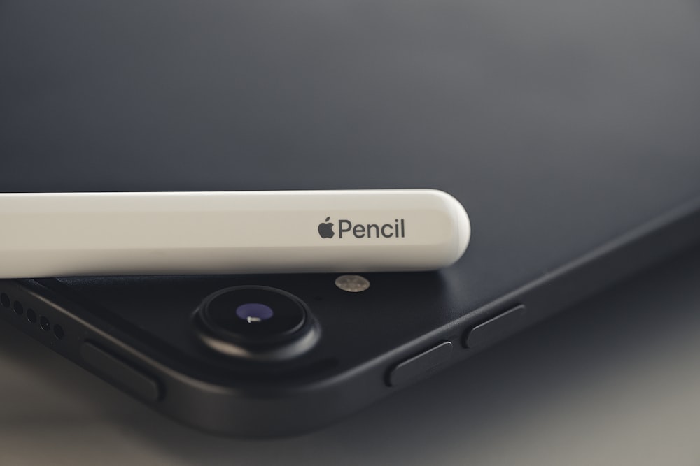 iPad negro y Apple Pencil