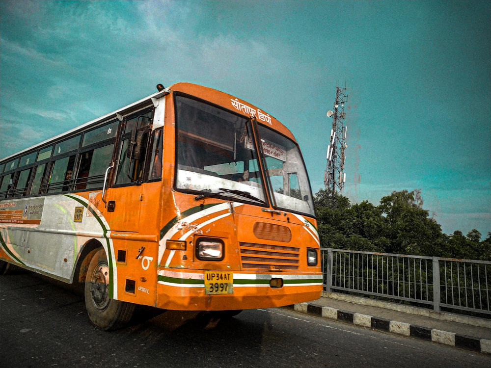 Ônibus na estrada perto de trilhos