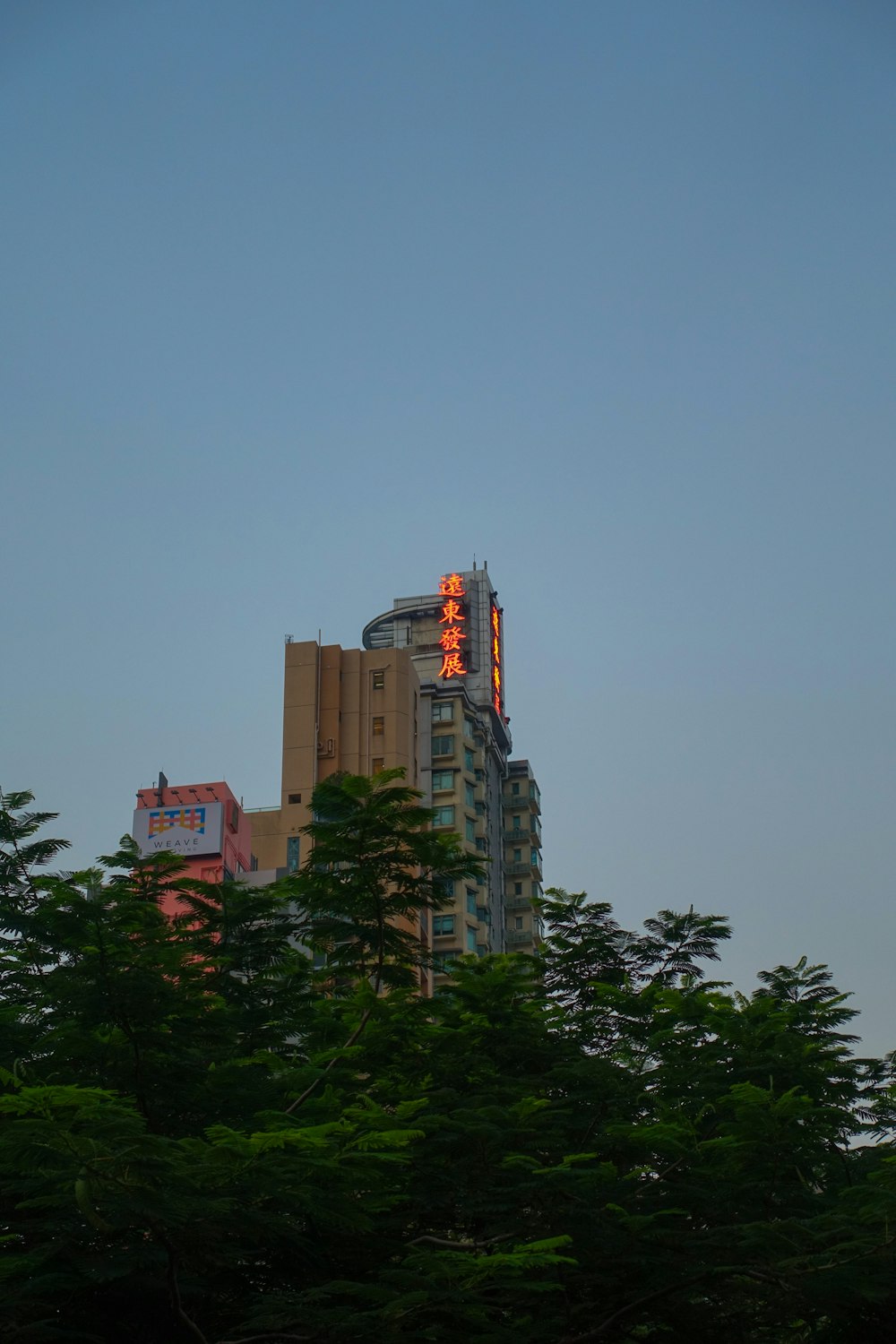 edifício de concreto marrom durante o dia