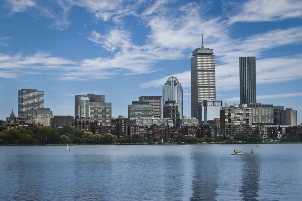 edifícios altos sob céu azul e nuvens brancas