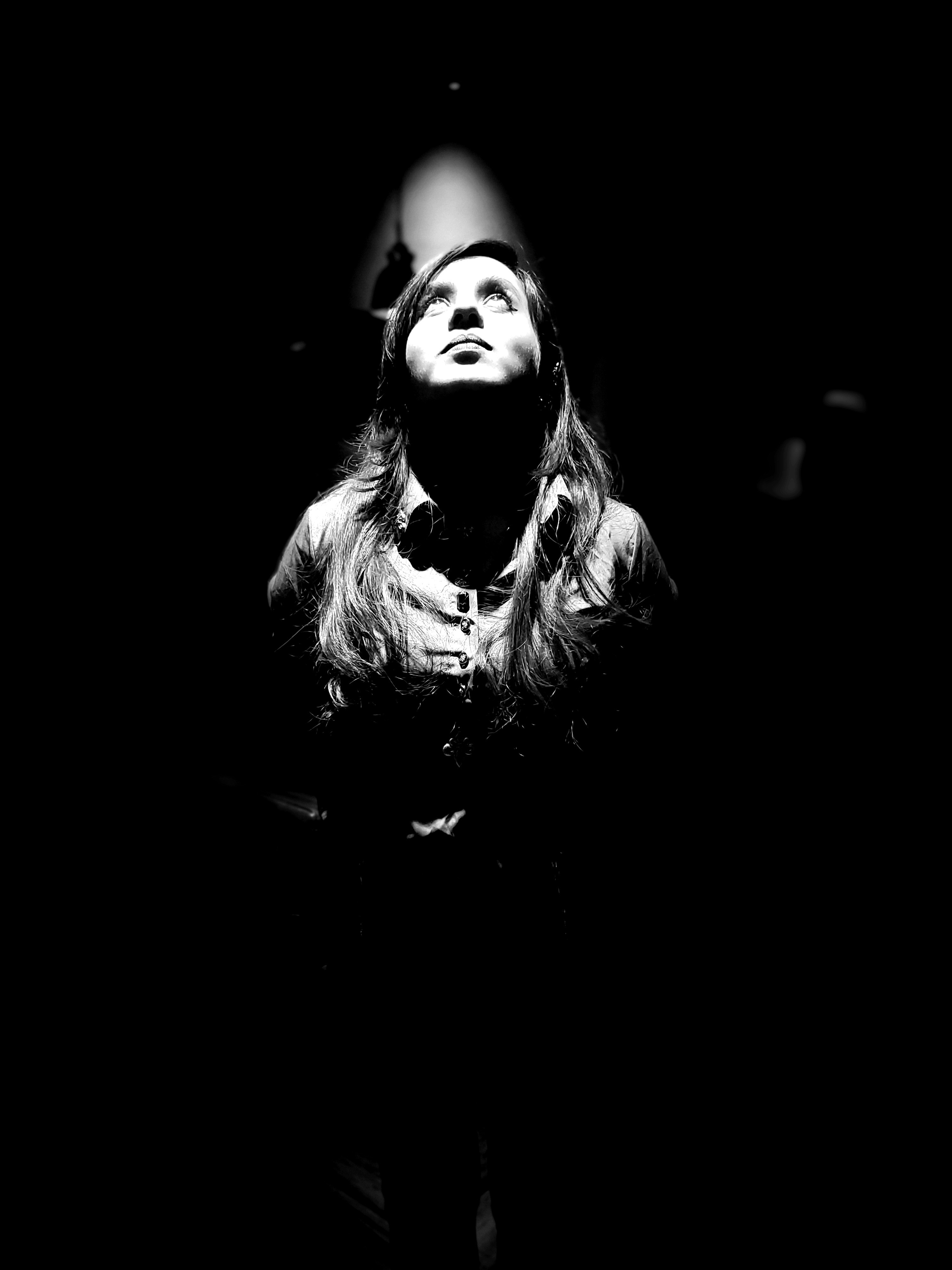 薄明かりの中の女性の写真 Unsplashで見つける黒の無料写真