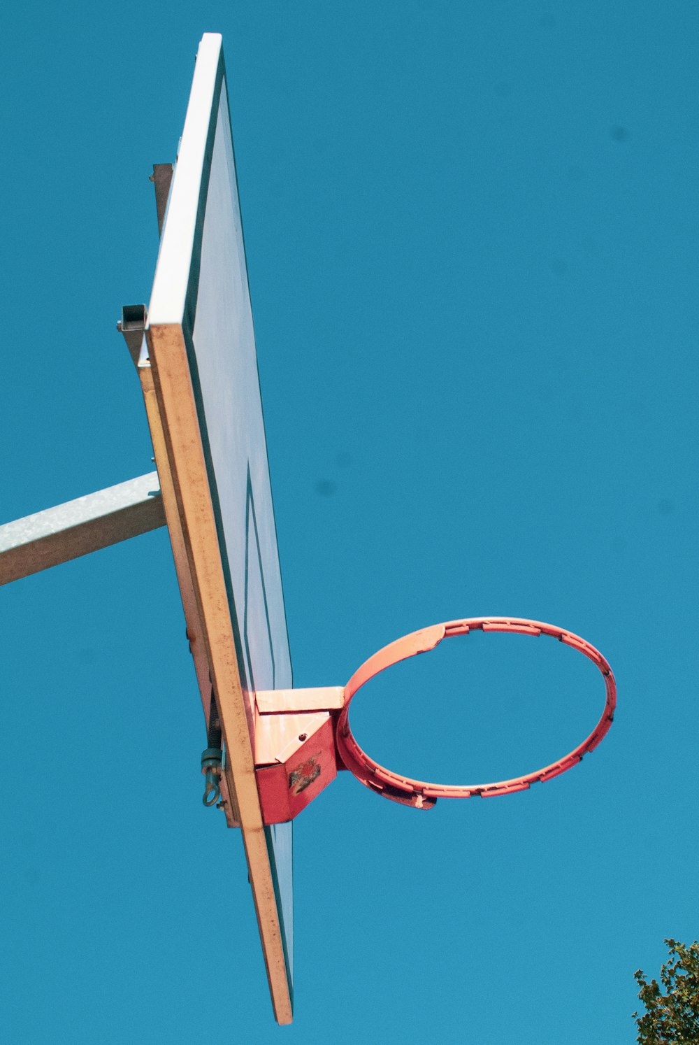 white and red outdoor basketball hoop during daytime