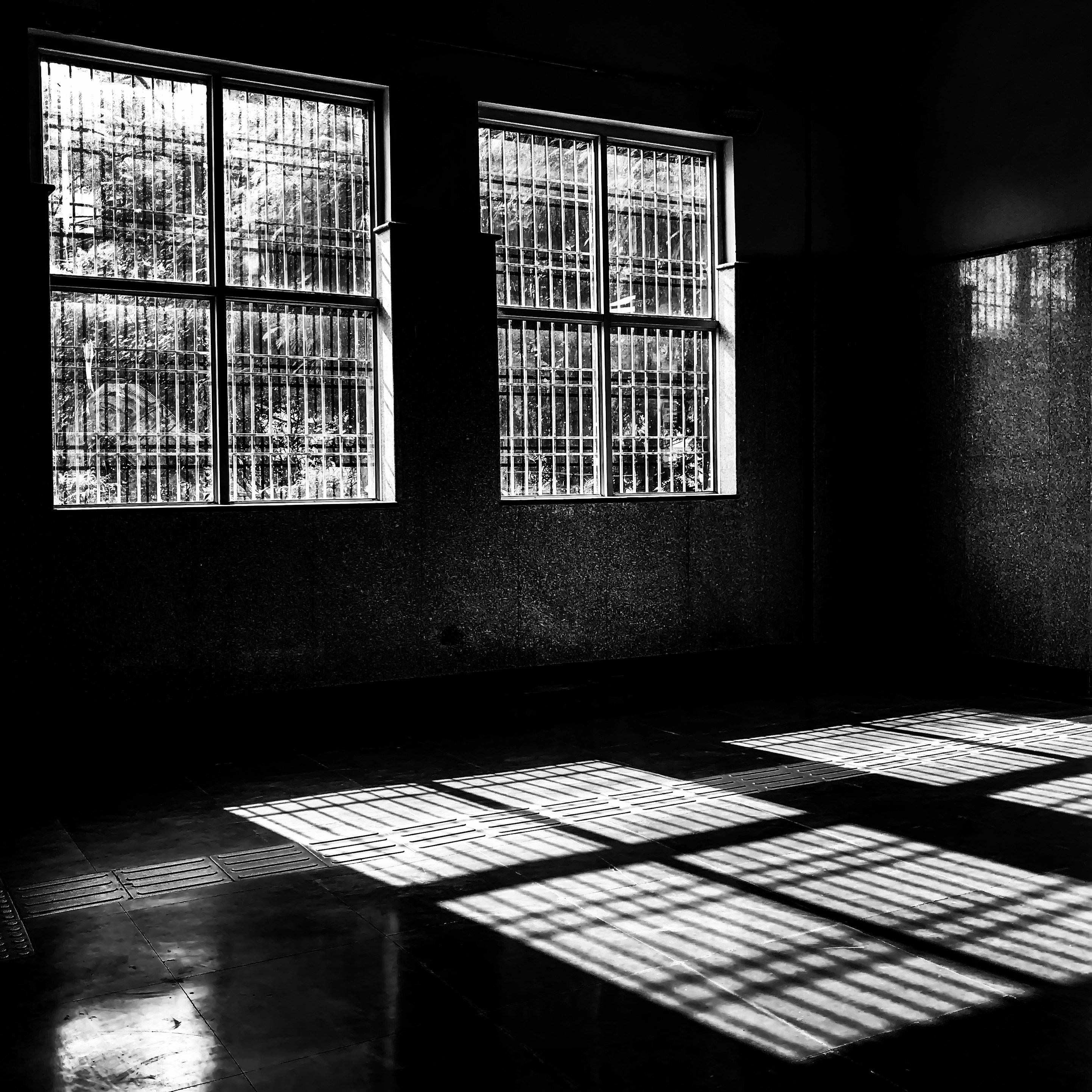 コンクリートの部屋のグレースケール写真の写真 Unsplashで見つけるグレーの無料写真