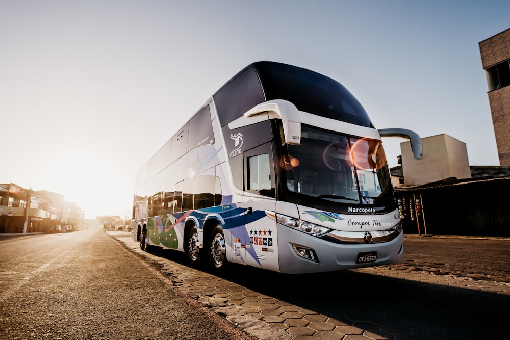 Autobus gris et noir stationné pendant la journée