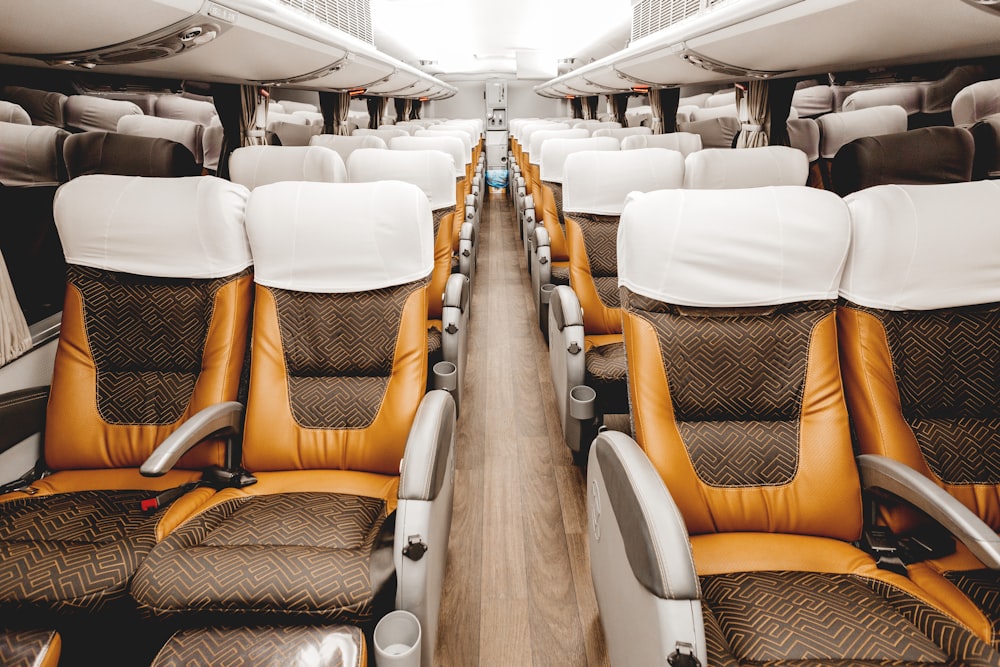 茶色と白の革張りの空の飛行機の座席