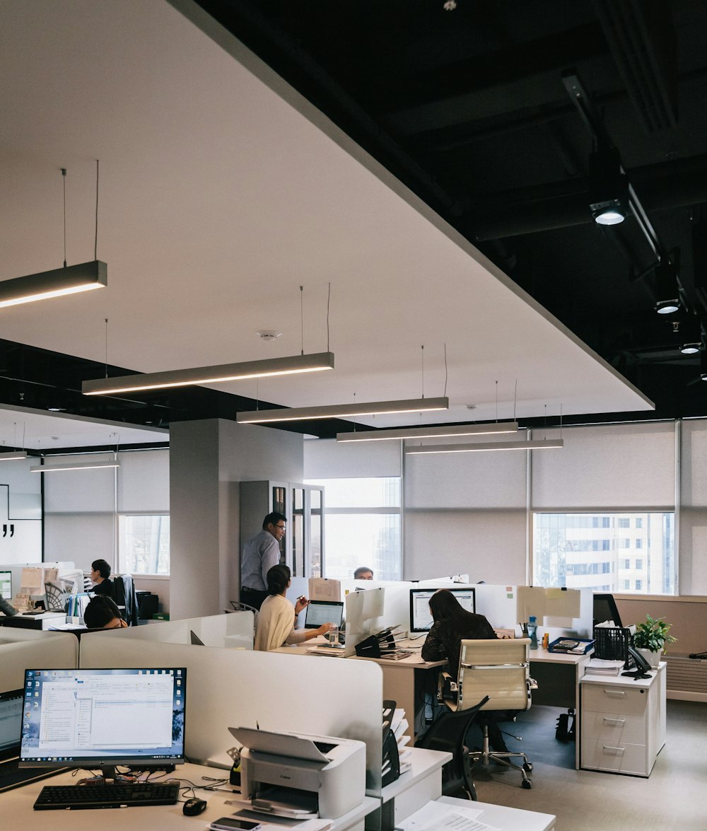 personnes à l’intérieur du bureau