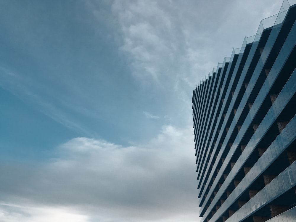 Edificio gris durante el día