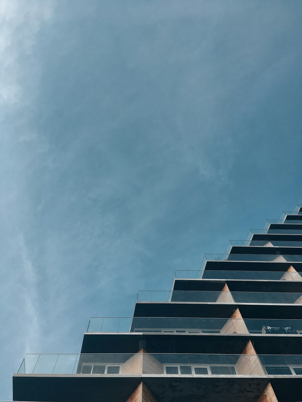 Edificio gris y marrón durante el día