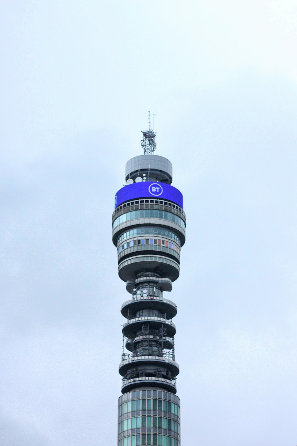 torre grigia della facciata divisoria durante il giorno