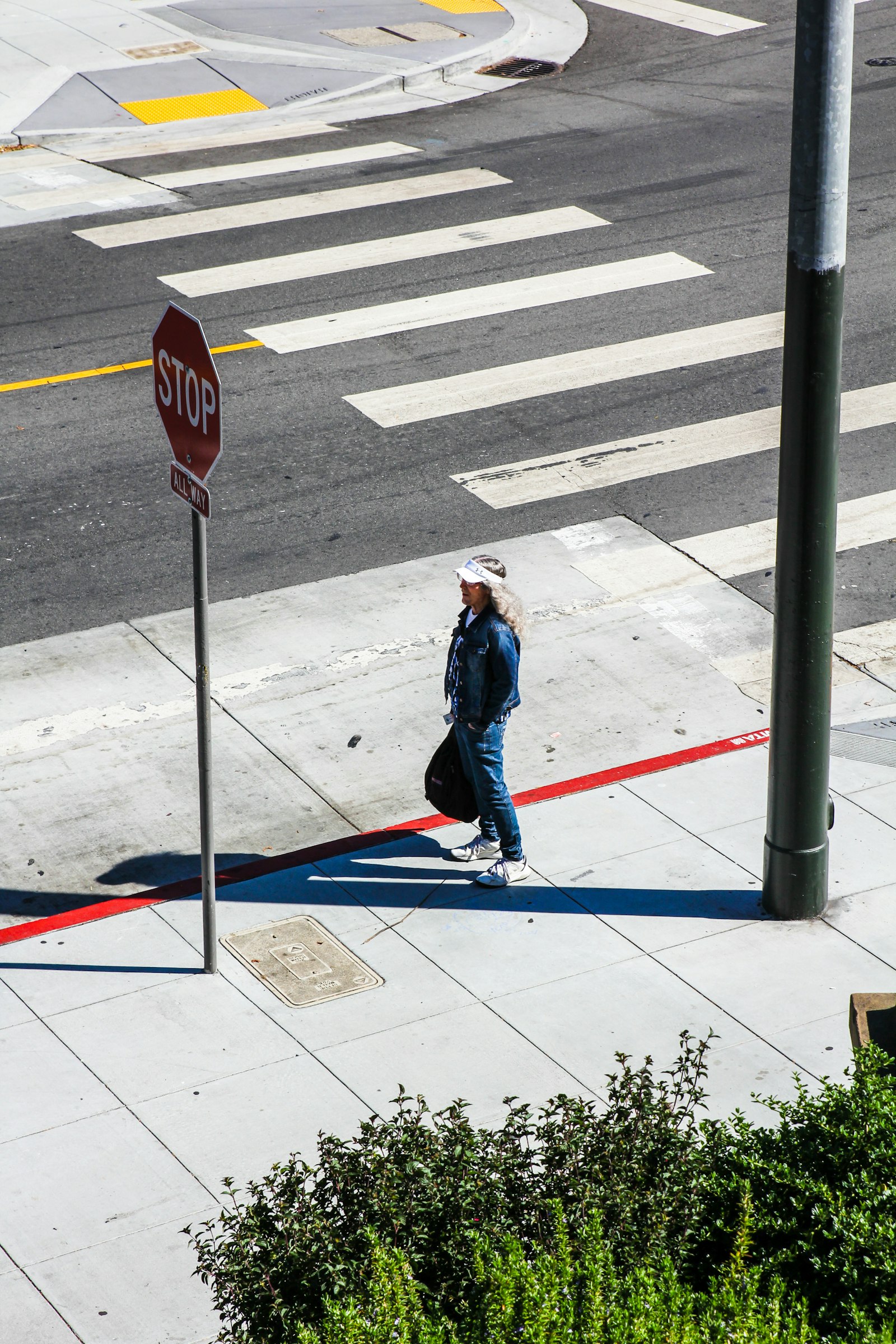 Canon EOS 60D + Sigma 24-70mm F2.8 EX DG Macro sample photo. Woman walking on sidewalk photography