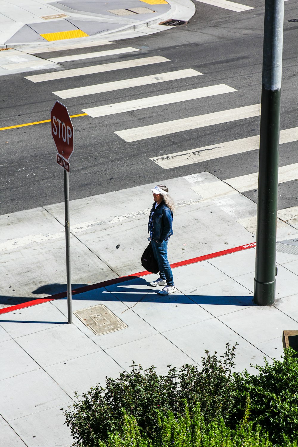 昼間、歩道を歩く女性