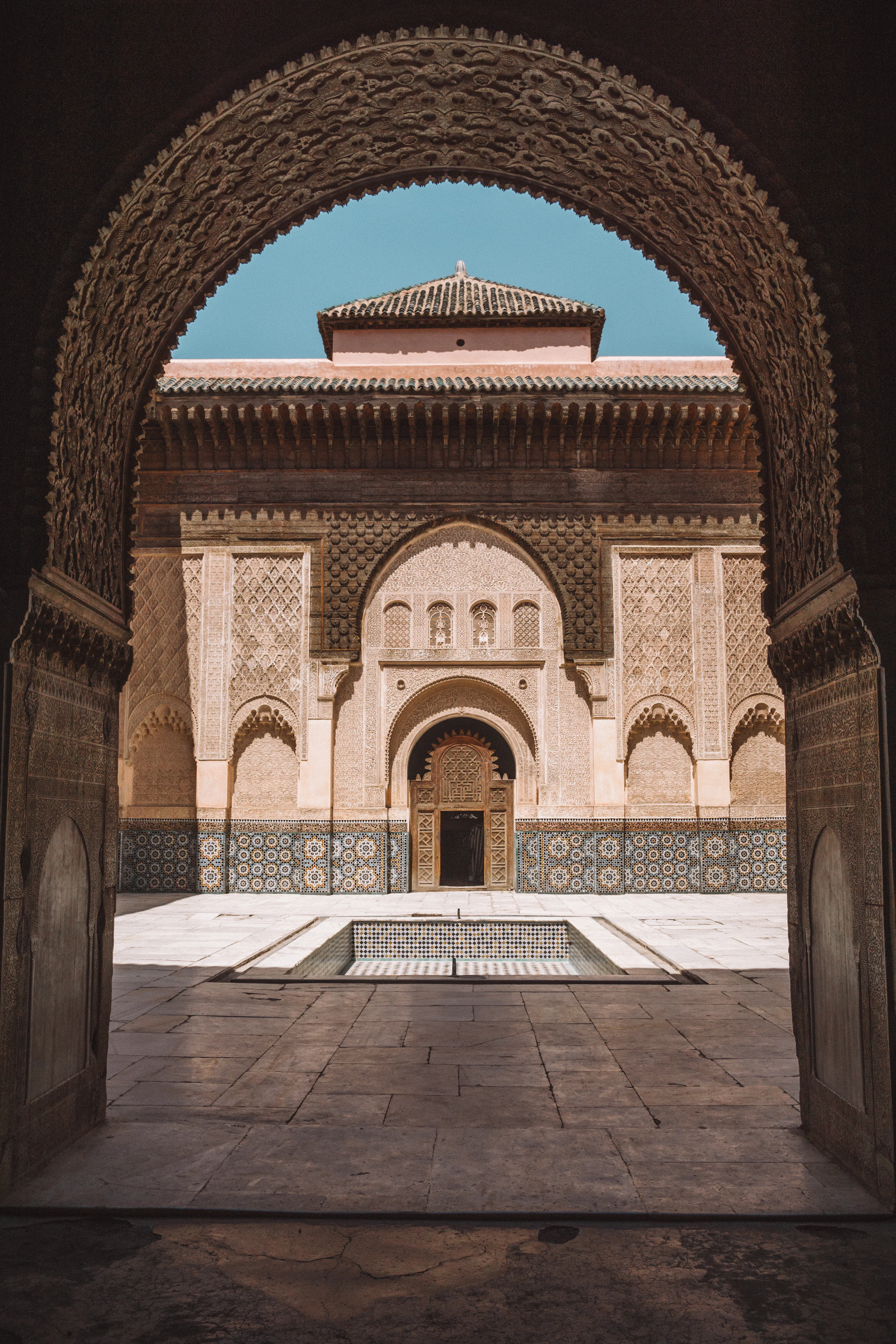 Arche sculptée ouvrant sur un patio marocain