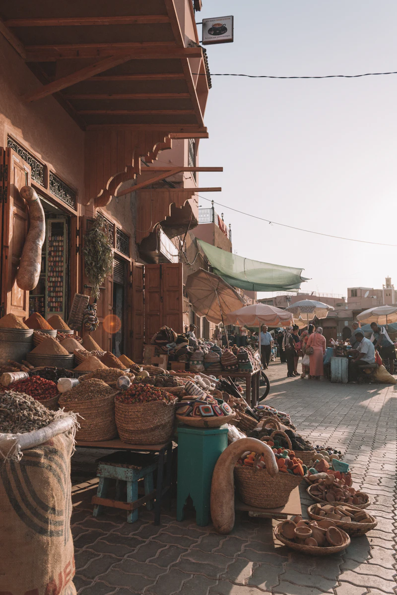 Vendeuses installées sur un marché en plein jour