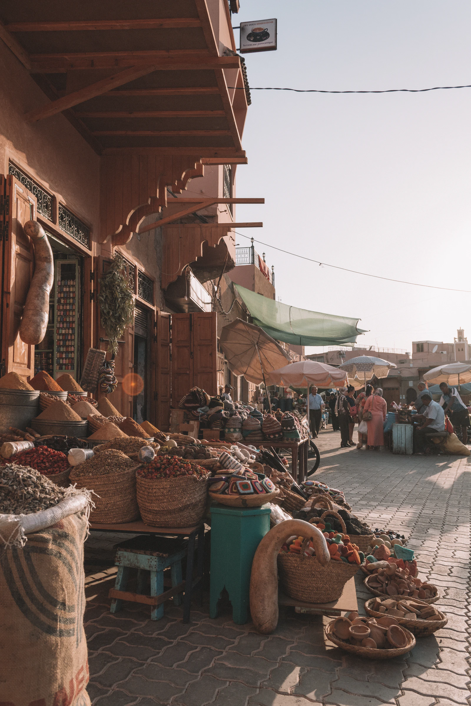 Ruelle d'un souk marocain baignée de lumière dorée