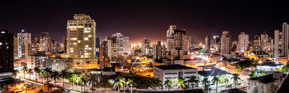 Photographie aérienne des bâtiments de la ville la nuit